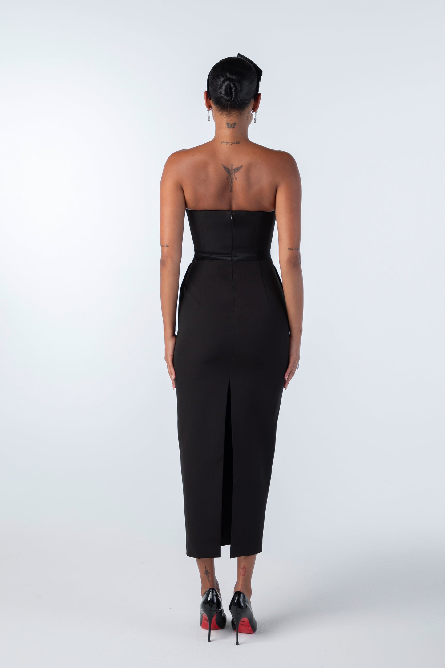 Height: 5’9” | Bust: 34” | Waist: 23” | Hips: 33” | Size: S